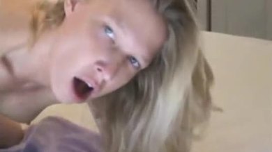 Fille sexy qui se baise le cul