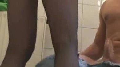 Une blonde élégante se fait baiser dans des toilettes