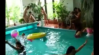 Des filles chaudes en train de baiser au bord de la piscine