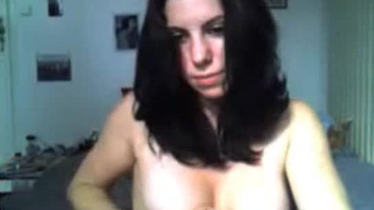 La brune s'exhibe
