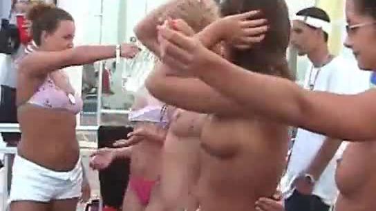 La danse du spring break, seins nus