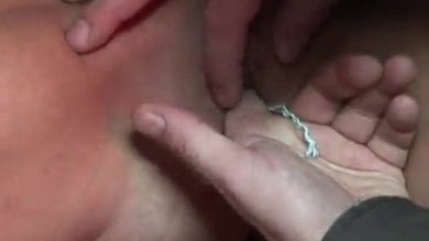 Une mère néerlandaise apprend à son fils à baiser