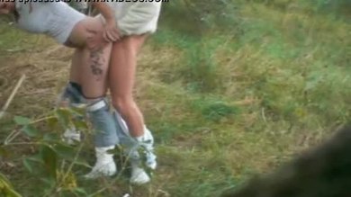 Couple amateur baisant en plein air