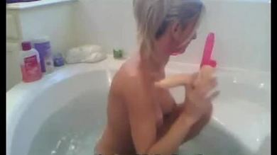 Amateur cam girl masterbating dans le bain