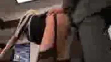 Une secrétaire très sexy baise le patron