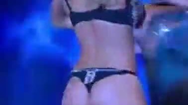 Femme sexy dansant à la télévision