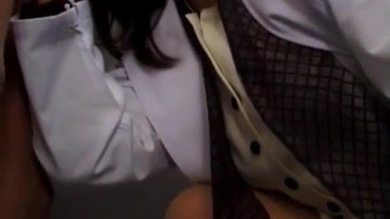 Yuko Tachibana a du sperme qui coule de sa bouche après avoir sucé une érection.