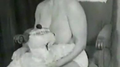 Virginia Bell. Des gros seins rétro classiques qui vous feront transpirer et trembler.