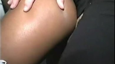Il baise une prostituée brésilienne et l'enregistre.