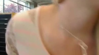 Tasha de www.mysluttycams.com squirt dans la bibliothèque hier