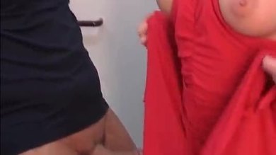 Une jolie blonde s'agenouille et fait une fellation