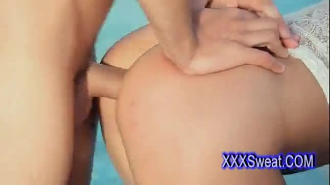 Taper son doux cul dans la piscine