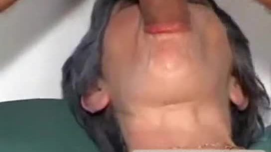 Une mamie se fait enculer par un jeune