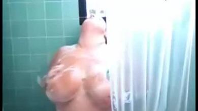 Bbw avec de gros seins s'exhibant sous la douche