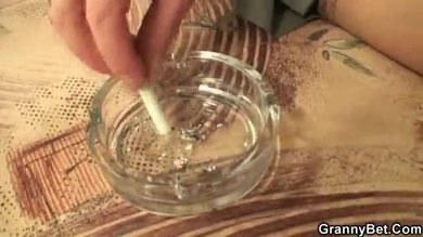 Une vieille pute chevauche une jeune bite