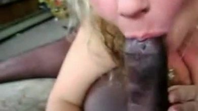 Momma suce une grosse bite noire