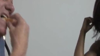 Une pute noire veut une bite blanche