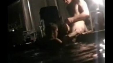 Partager sa petite amie dans le jacuzzi