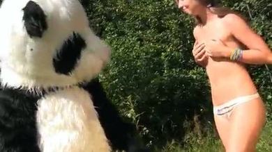 Une vilaine fille attachée et baisée par un panda