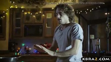 Une belle-mère sexy qui gicle sur la bite de son beau-fils pendant Noël