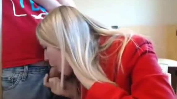 Une fille blonde suçant une bite sur une webcam à l'université