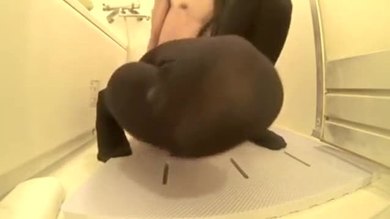 Masturbation dans la salle de bain d'un travesti