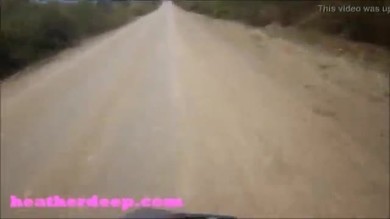 Hd heather deep fait du 4 roues sur un quad effrayant et rapide et pisse à côté des chevaux dans le...
