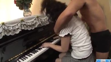 Hana écolière japonaise baisée pendant la pause déjeuner