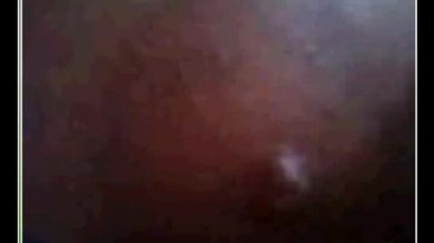 Une jeune femme aux gros seins qui montre son corps et se touche.