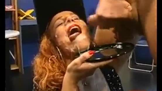 Une cowgirl rousse mange du sperme dans une assiette.