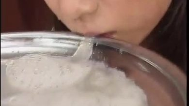 Une vraie adolescente japonaise amateur boit du sperme après avoir reçu un bukkake.