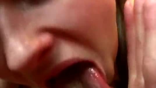 Une belle demi-soeur tombe dans les bras de sa terrifiante belle-mère.