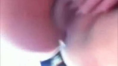 Une salope porno amateur regarde des hommes se branler en ligne