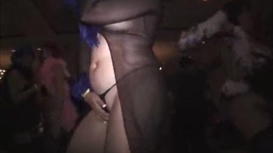 Une jeune femme lesbienne ne peut empêcher son mari de la faire gicler.