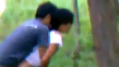 Un couple de collégiens indiens vit une romance torride dans la jungle