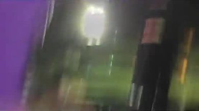 Une étudiante punk suce une bite lors d'une rave sur le campus.