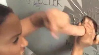 Boire du sperme dans un glory hole