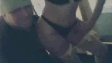 Une milf chaude taquine son mari et son compagnon