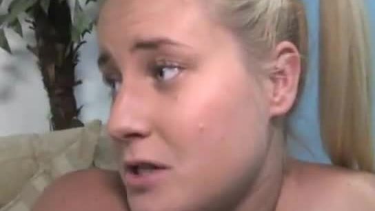 Une blonde entraînée à prendre un énorme noir