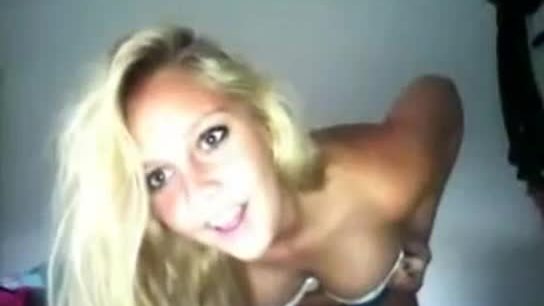 Une adolescente blonde fait un strip-tease à la maison
