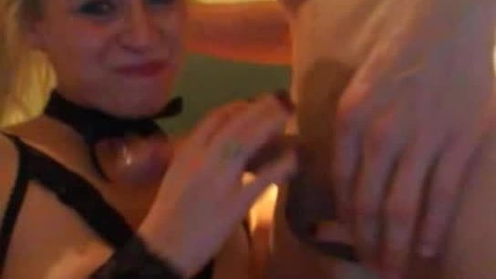 Une fille aux seins bizarres avale du sperme