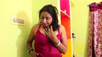 La romance de la femme au foyer indienne dans la chambre par les films sarasam