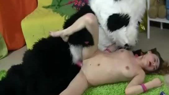 Une photographe adolescente prise à partie par son toypanda.