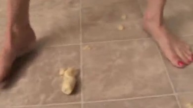 Une rousse mature joue avec la nourriture