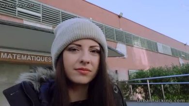 Une méchante adolescente italienne baise derrière l'école