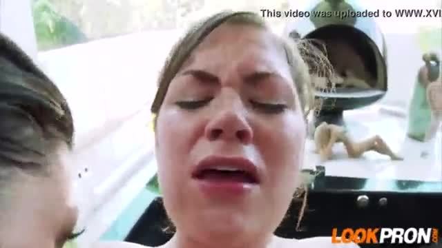 Une jeune fille participe à une orgie sous la douche