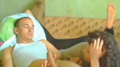 Adolescente suçant et branlantnds-cock 01