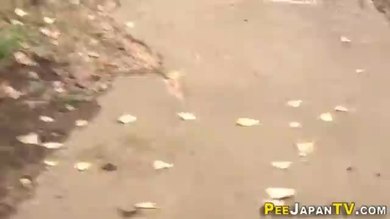 Une asiatique pisse dehors
