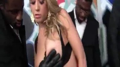 Une blonde qui sert de nombreux Noirs