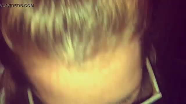 Fellation à la mi-temps et énorme éjaculation